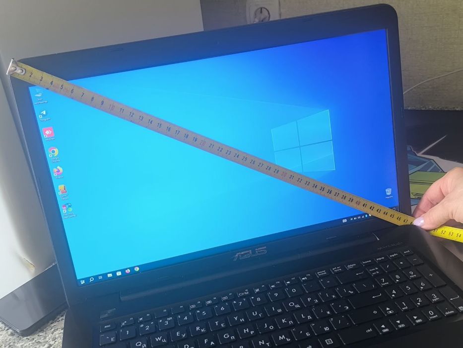 Ноутбук ASUS в идельном состоянии.