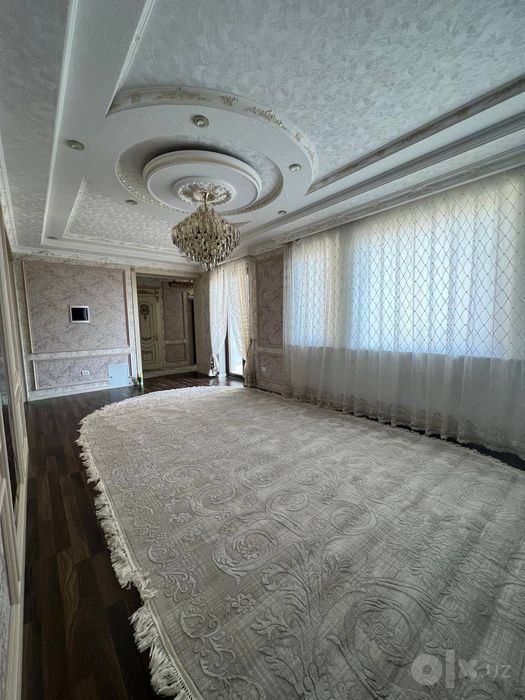 Сергели, Хонободда 3 қават, 6 сотих, 11 хонали уй сотилади.