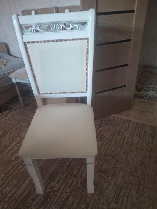 Продам стол и стулья новые