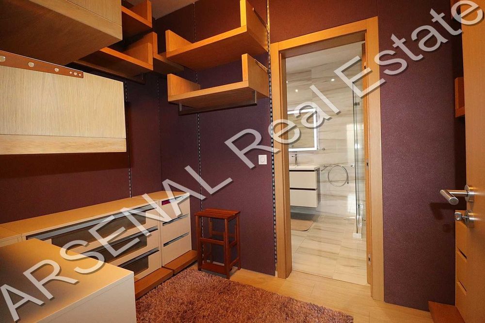 Дава се под наем Тристаен апартамент в София, Изток - 146 кв.м за 1500 € - Снимка #14