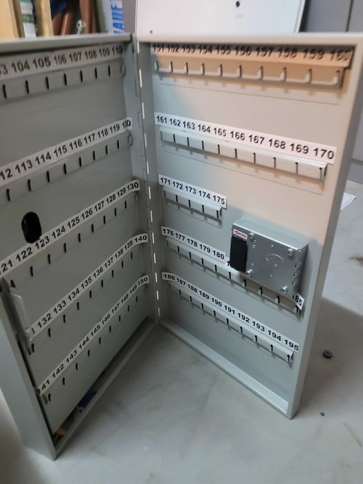 Метален шкаф за ключове с електронна брава AIKO