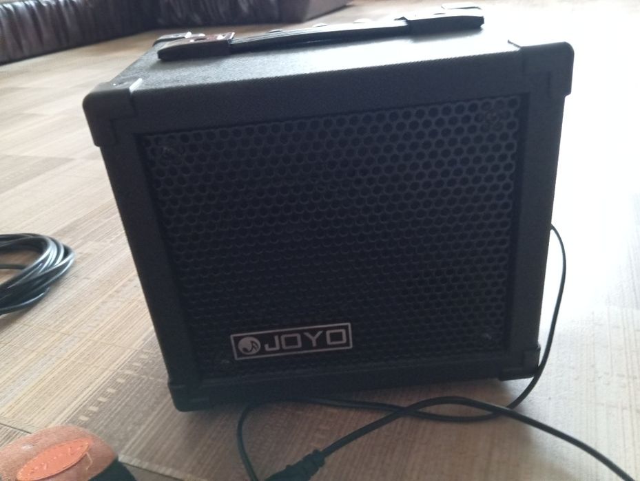 Продается электрогитара Stratocaster с звукоусилителем.