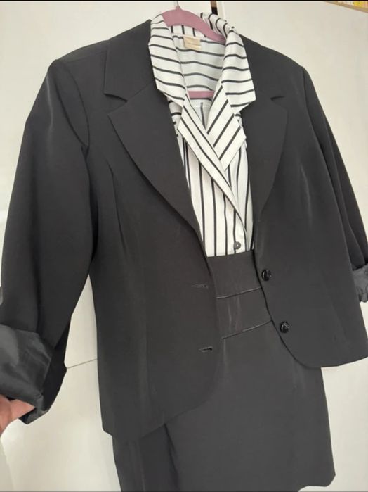 Costum dama stofa, fusta midi, cu bluza , masura mare