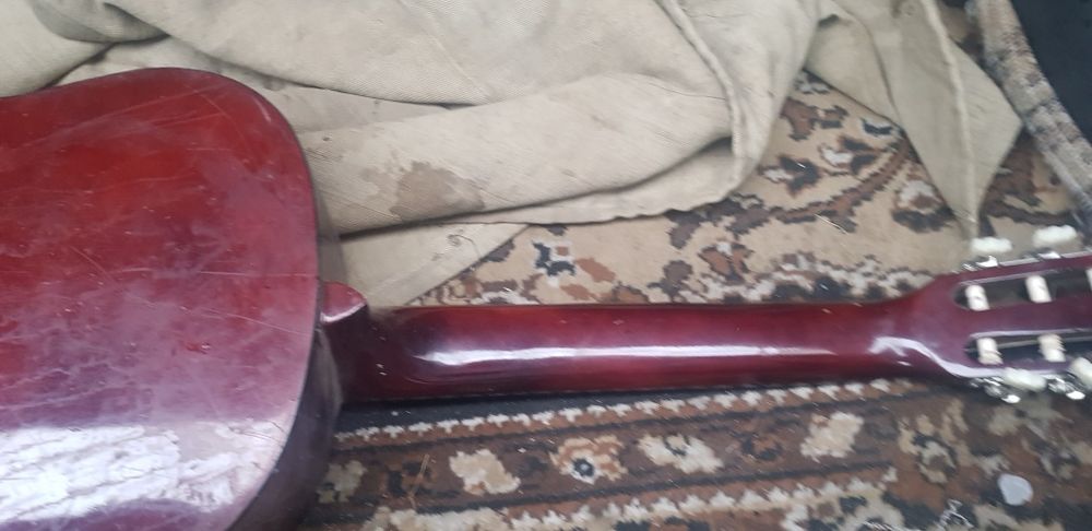 Продам гитару Амадеуес