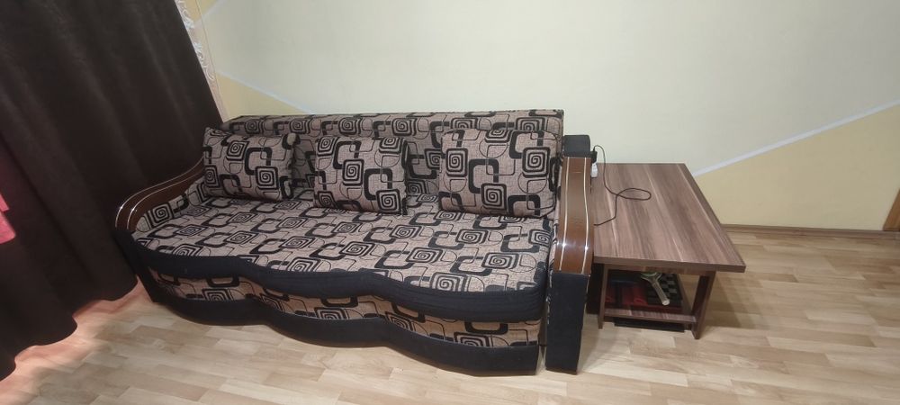 Vând canapea și corpuri mobilier