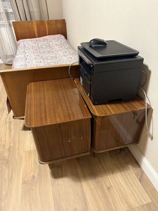 Шкаф, кровать и две тумбочки