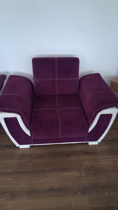 Продавам холова гарнитура (3-местен диван + 2 фотьойла). Употребявана,