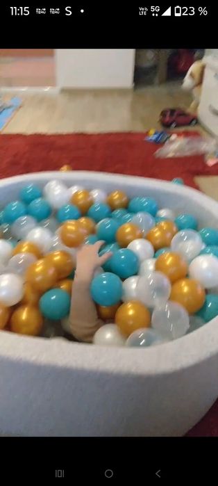 Piscina cu 200 de bile