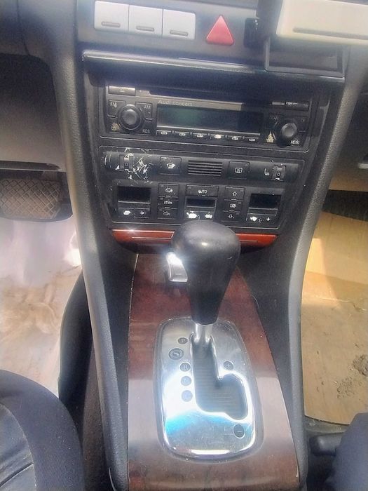 De vânzare Audi A6 C5 automat motor 2.5 diesel,mașina funcționează, nu are asigurare și itp atenție mașina nu este pentru pretențioși!