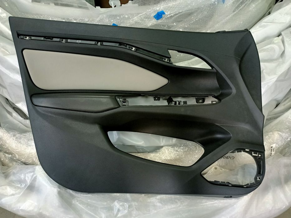 Обшивка двери Лада Веста.