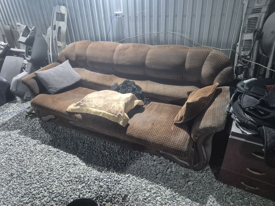 Продам дёшево диван и два кресла