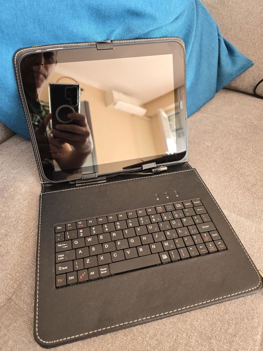 Таблет  U59GT с кожен калъф и клавиатура