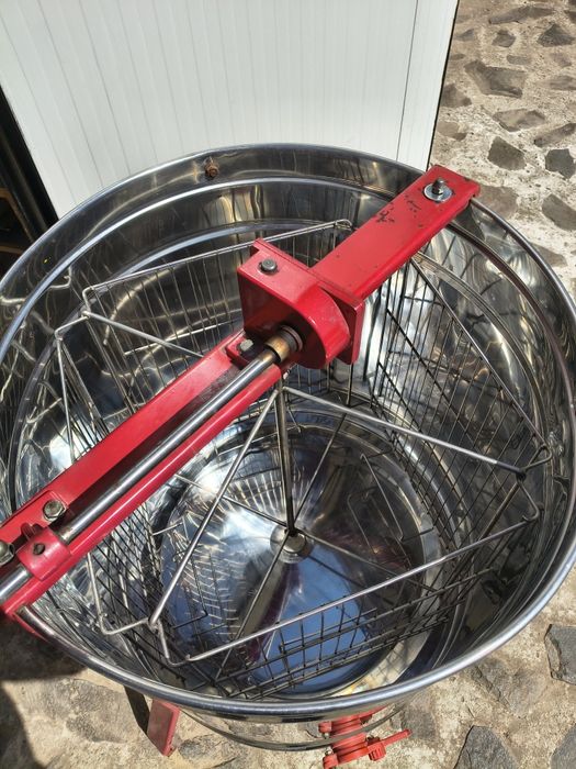 Vând centrifugă 4 rame