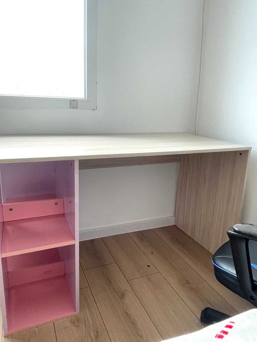 Легло персон и половина с чисто нов еднолицев матрак Sleepy + бюро