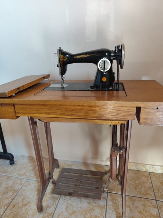 Masina de cusut cu pedale