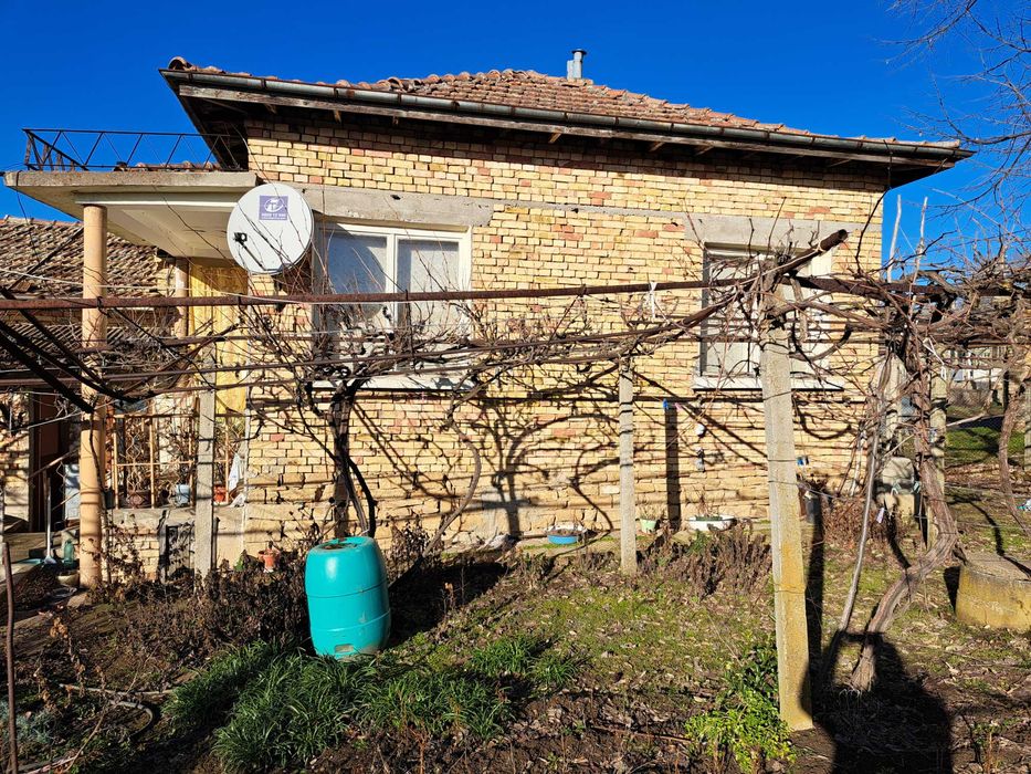 Продавам къща със стопански постройкии и дворно място, с.Медовина , община Попово