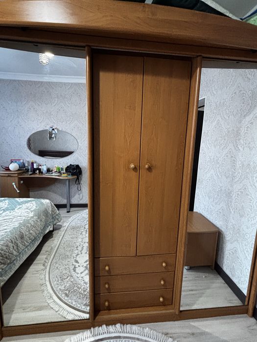 Продаю мебель Шкафы, диван , стол со стульями