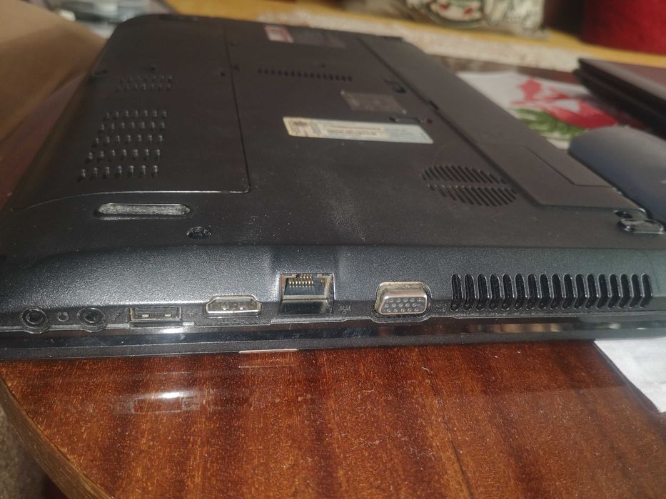 Продавам лаптоп Packard Bell.