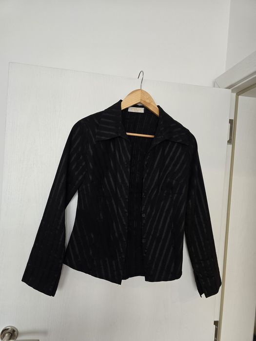 Черна раирана риза