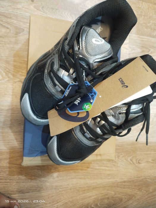 Продам кожаные кроссовки ASICS