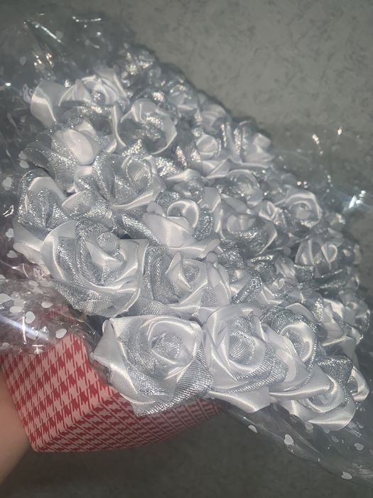 Розы из атласной ленты