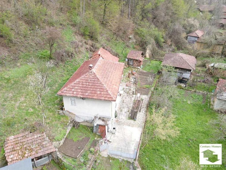 180057 Двуетажна къща в с. Станчов хан, на 12 км. от град Трявна