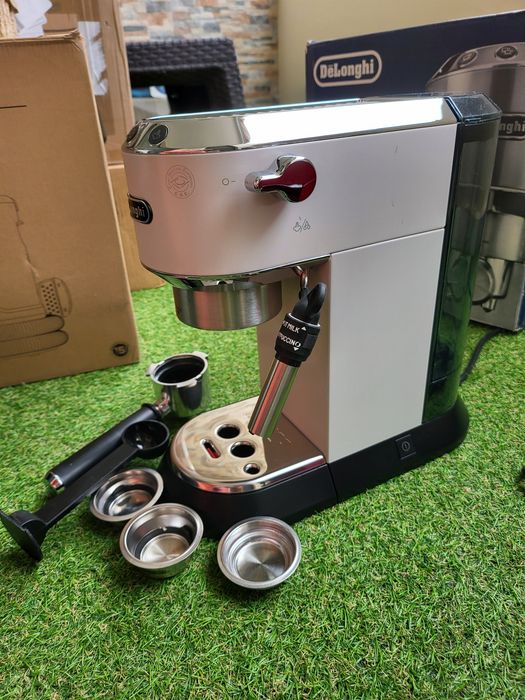 Кафемашина с ръкохватка Делонги DeLonghi Dedica EC685W Бяла