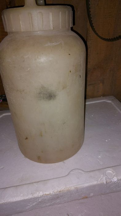 Продаю пластмассовый бидон на10л