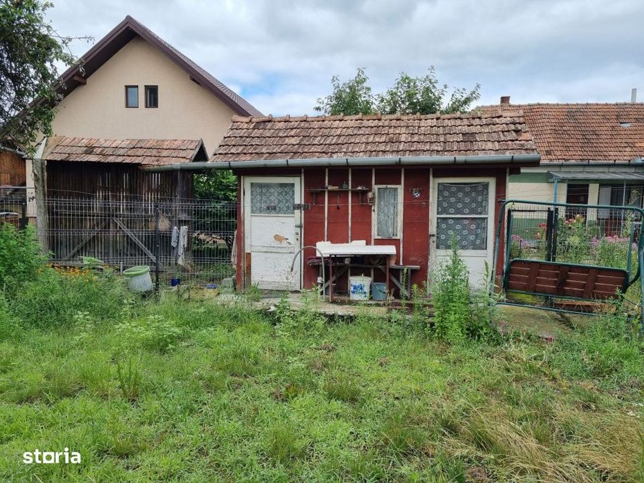 Teren generos 1411 mp cu casa veche si utilitati, zona centrala