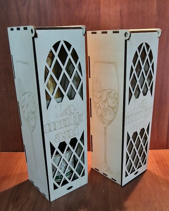 Cutie cadou pentru sticla de vin sau vin spumant .