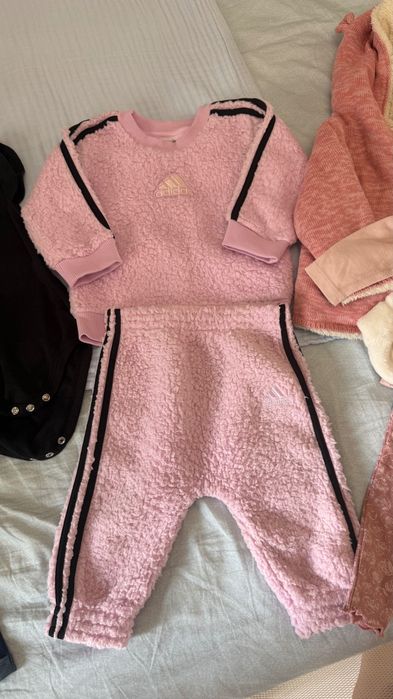 Vând un set de haine de firmă pentru fetiță 3-6, 6-9 luni.