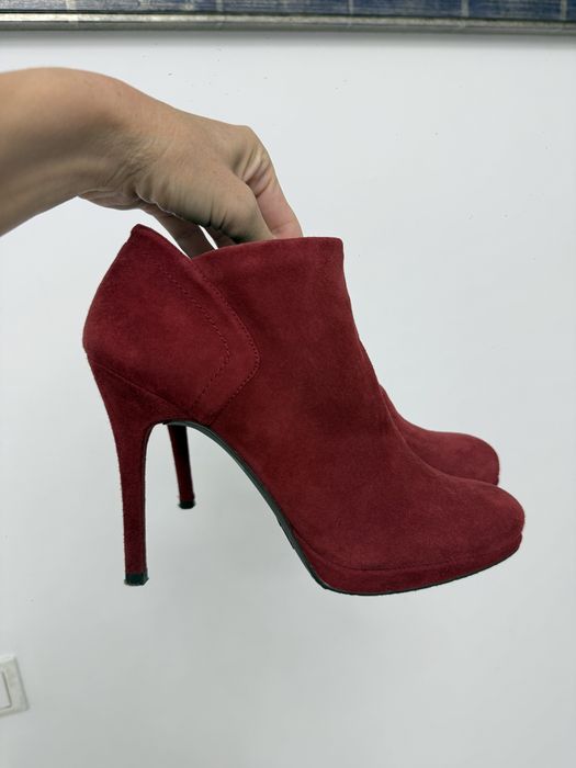 Замшевые ботильоны Stuart Weitzman красные