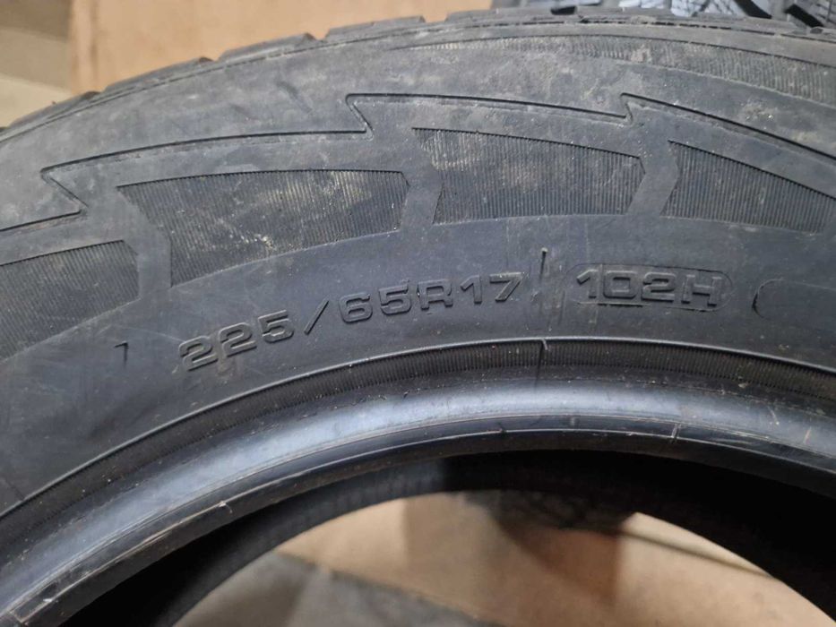 2 Goodyear R17 225/65
зимни гуми
DOT3519