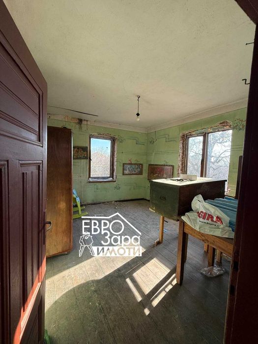 Двуетажна масивна къща за продажба в Центъра на село Колена