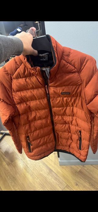 В продаже мужские куртки