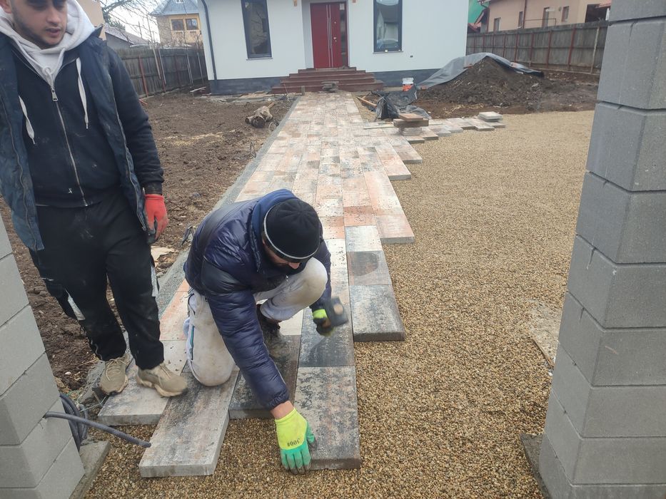 Montăm pavaj 30 de lei metru pătrat manoperă la montaj.