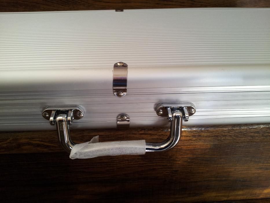 Set poker 500 cu jetoane neimprimate. 11.5 g. Cutie de aluminiu. Nou!