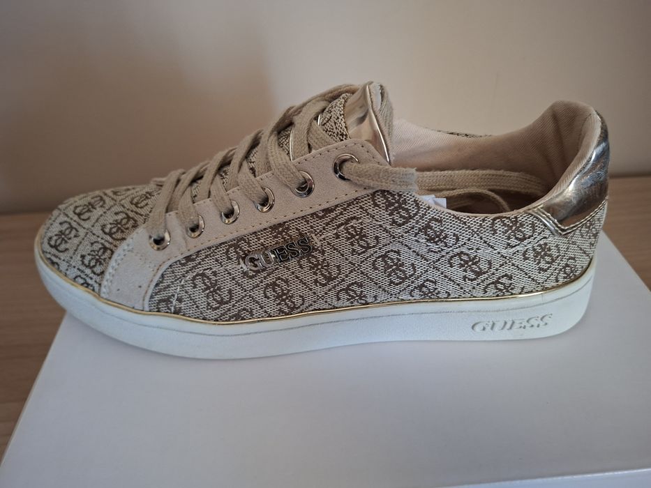 Дамски спортни обувки Guess