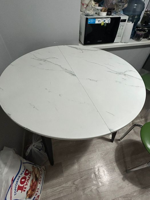 Продаю стол очень в хорошем состояний