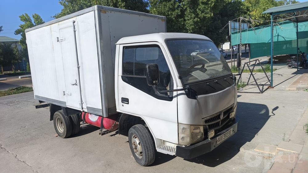 Kichik Isuzu JBc zoʻr moshina