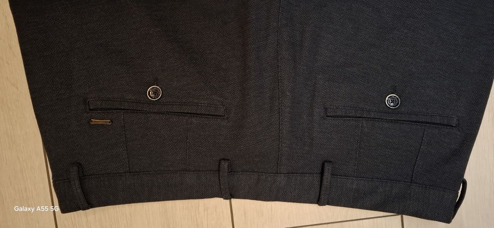 Vând pantaloni Massimo Dutti
