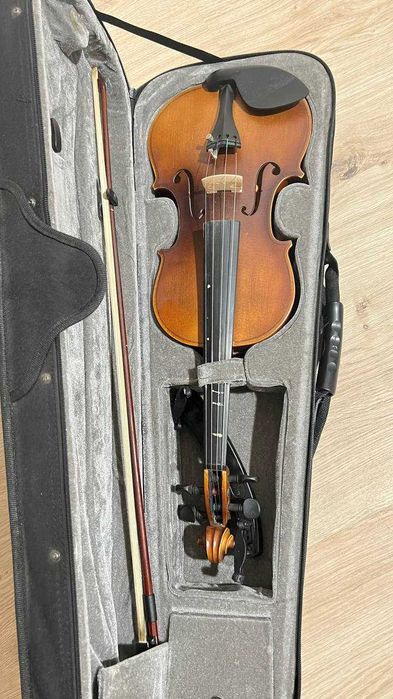 Продается скрипка 4/4 + Подставка для нот (пюпитр).