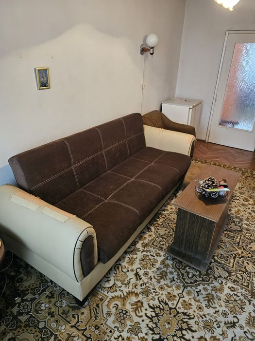 Подарявам обзавеждане, диван, маса, столове и друго