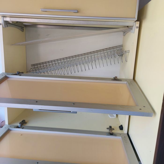 vind bucatarie folosita inclusiv plita pe gaz.