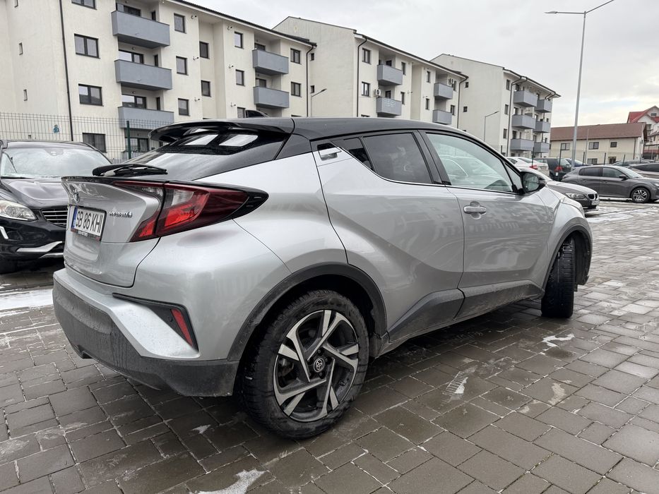Persoana fizica,vand toyota Chr -2022