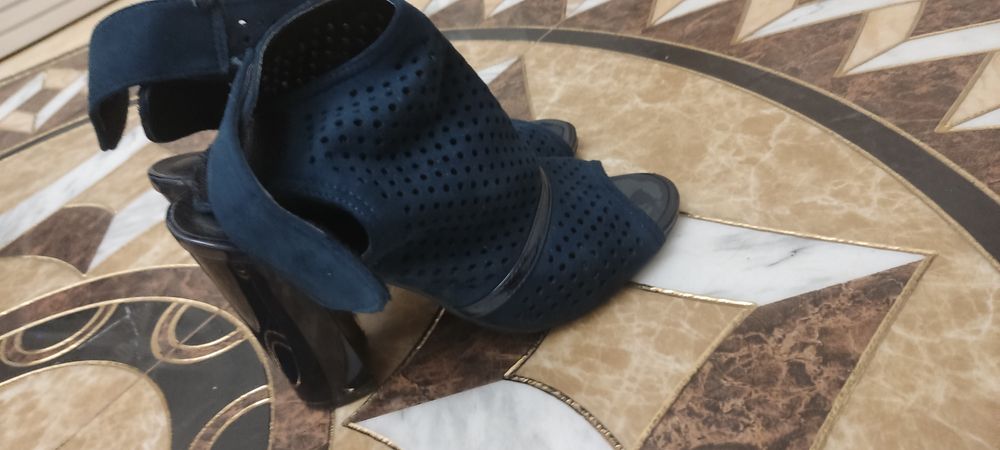 Темно синие, высокие,туфли