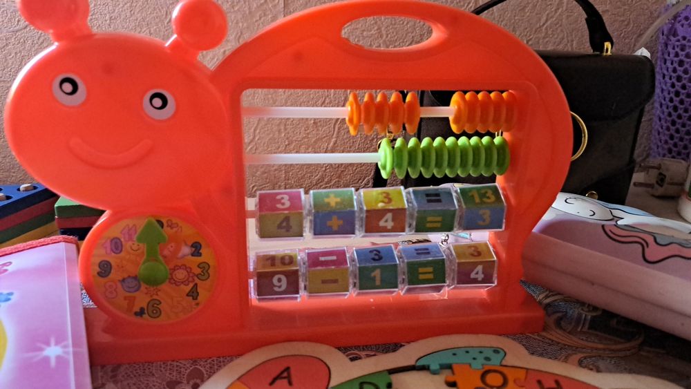 развивающие игры и пеналы и прочее.