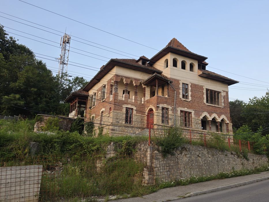 Casă de vânzare vecinatate centru oraș Pucioasa.
