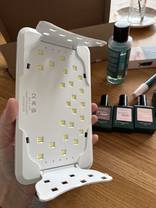 Set Manucurist lampa si accesorii