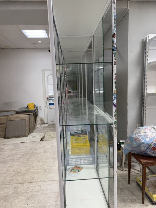 Продам витрину стеклянную недорого 4 метра
